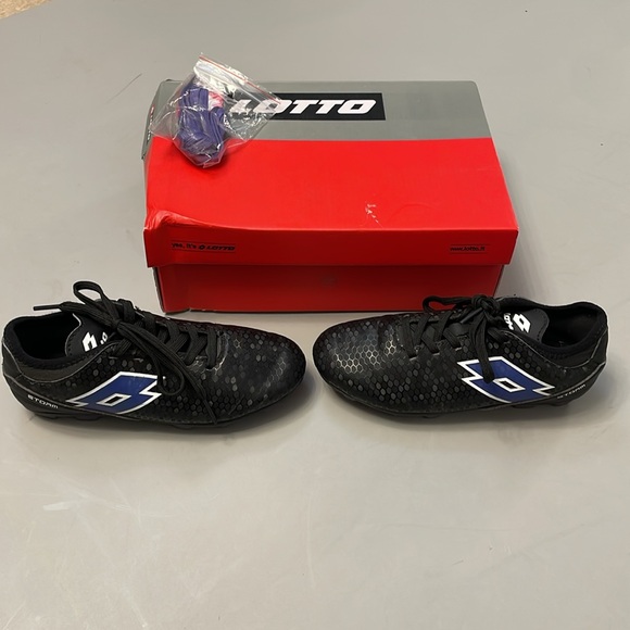 Girls Lotto Storm soccer cleats size 1 - Picture 7 of 10